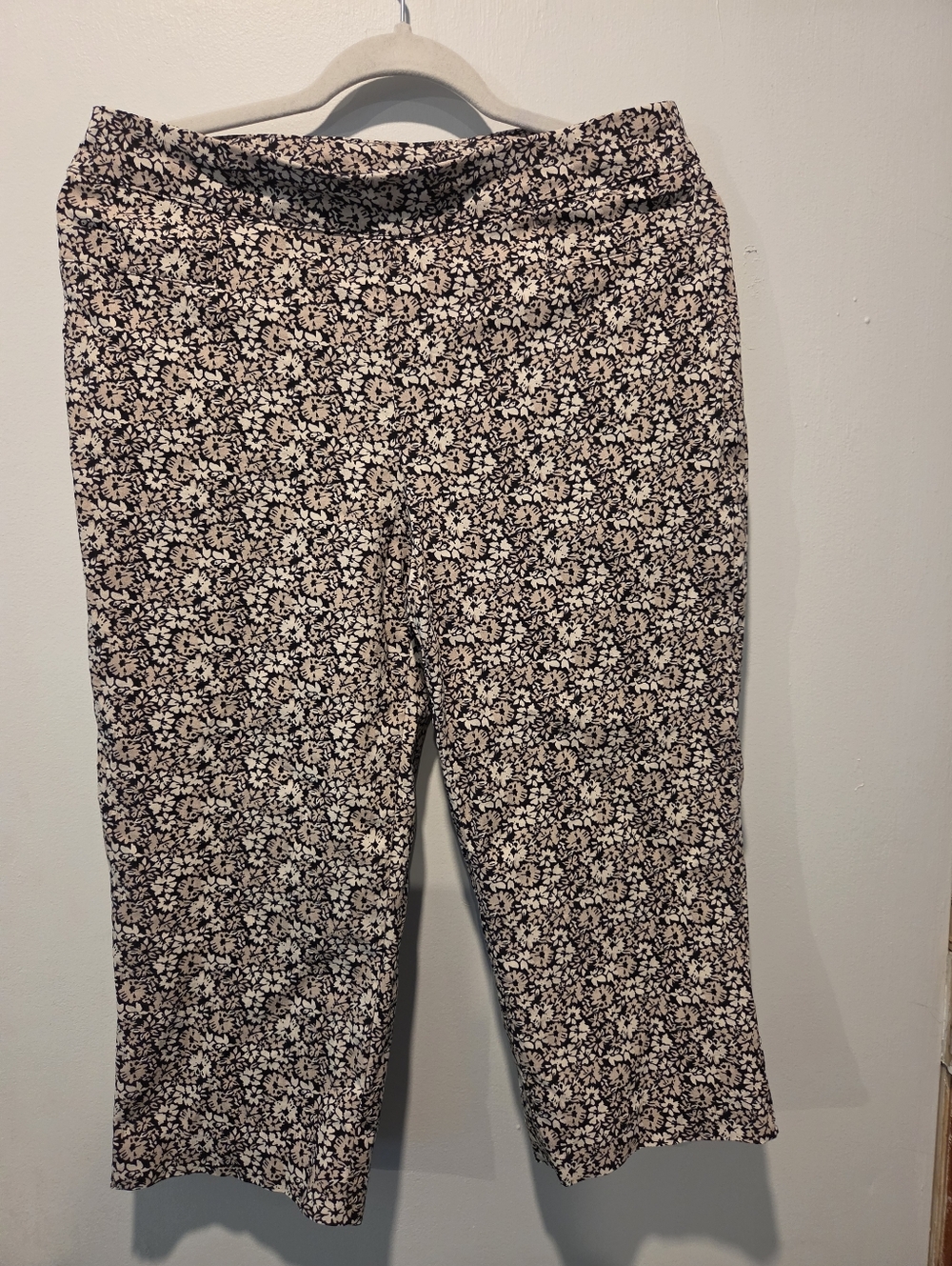 Floral Capris in Black and Cream 10P